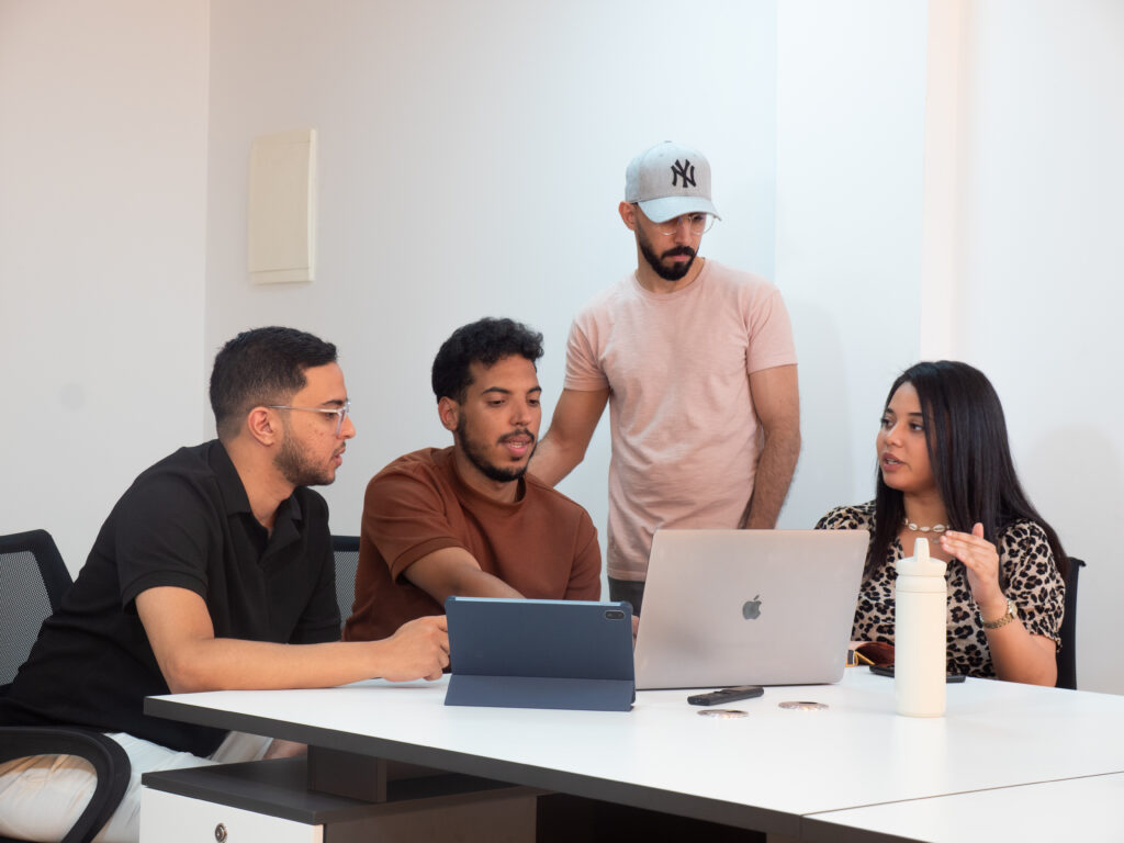 Illustration d’une agence generation leads analysant les performances d’une campagne d’acquisition digitale.