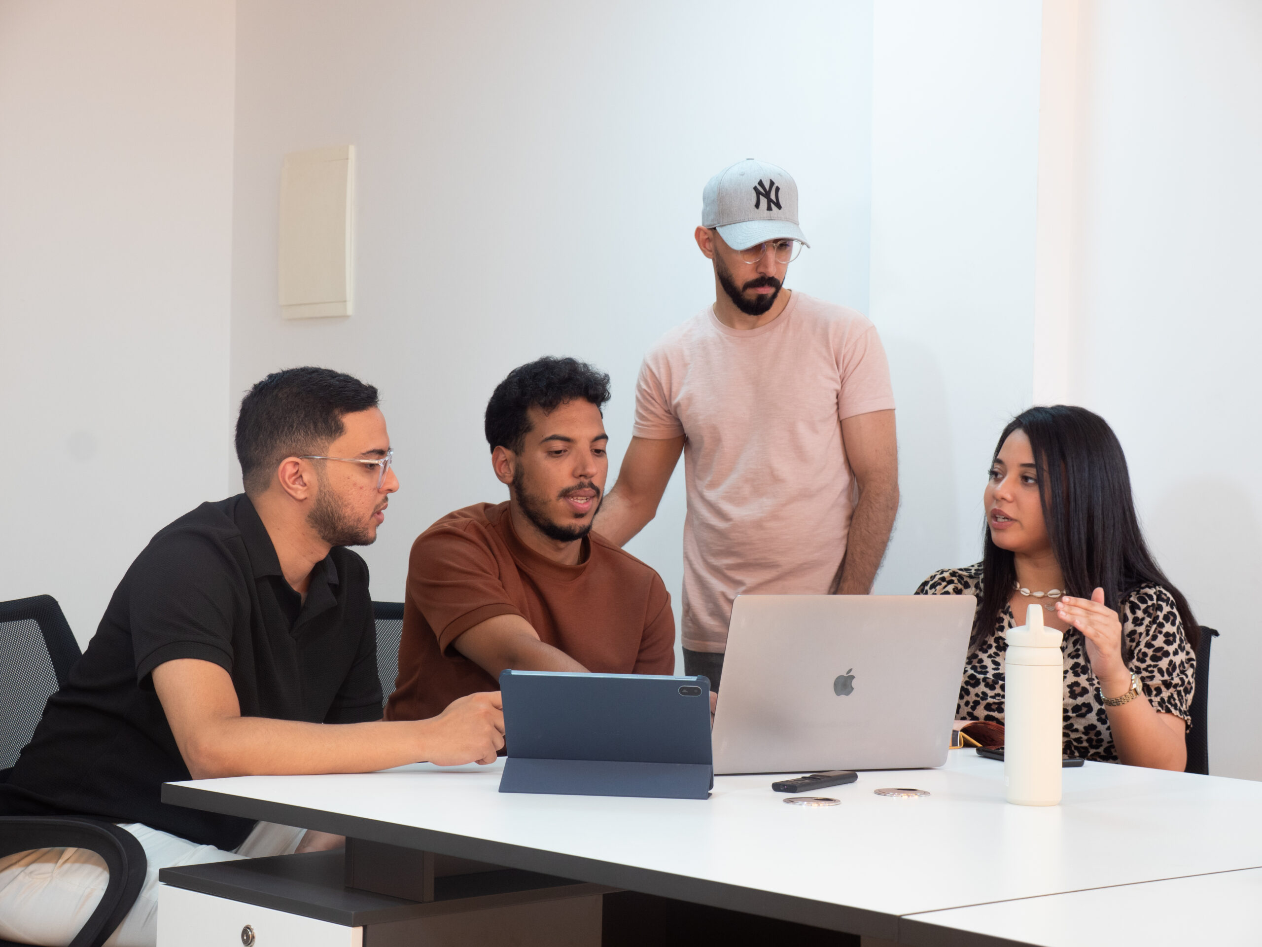 Illustration d’une agence generation leads analysant les performances d’une campagne d’acquisition digitale.