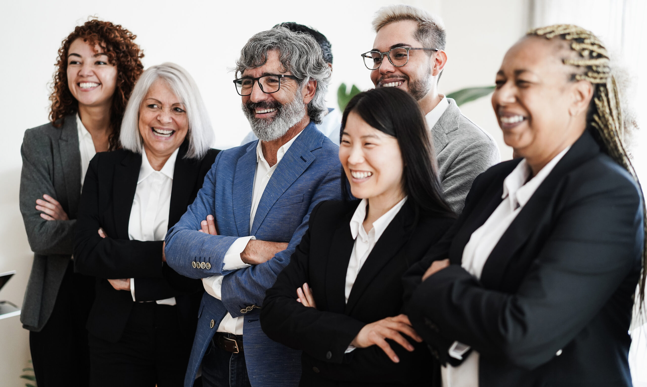 Agence marketing analysant les performances d’une campagne de génération de leads avec son client.